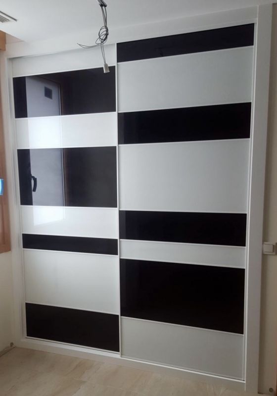 FC26 FRENTE CORREDERO CRISTAL LACADO BLANCO Y NEGRO TRAMOS DESIGUALES. TIRADORES LACADOS BLANCO