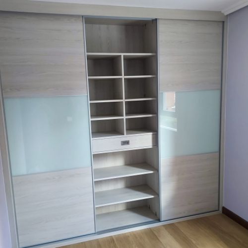 IA236 INTERIOR ARMARIO BALDAS DIVIDIDAS, CAJON VOLADO Y BALDAS