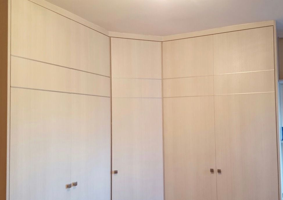 FA148 FRENTE EN ESQUINA CON CHAFLAN MELAMINA OREGON SIENA Y PERFILES FINOS DE ALUMINIO