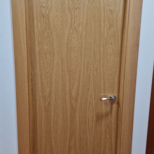 PI130 PUERTA ROBLE MODELO LISO VETA VERTICAL