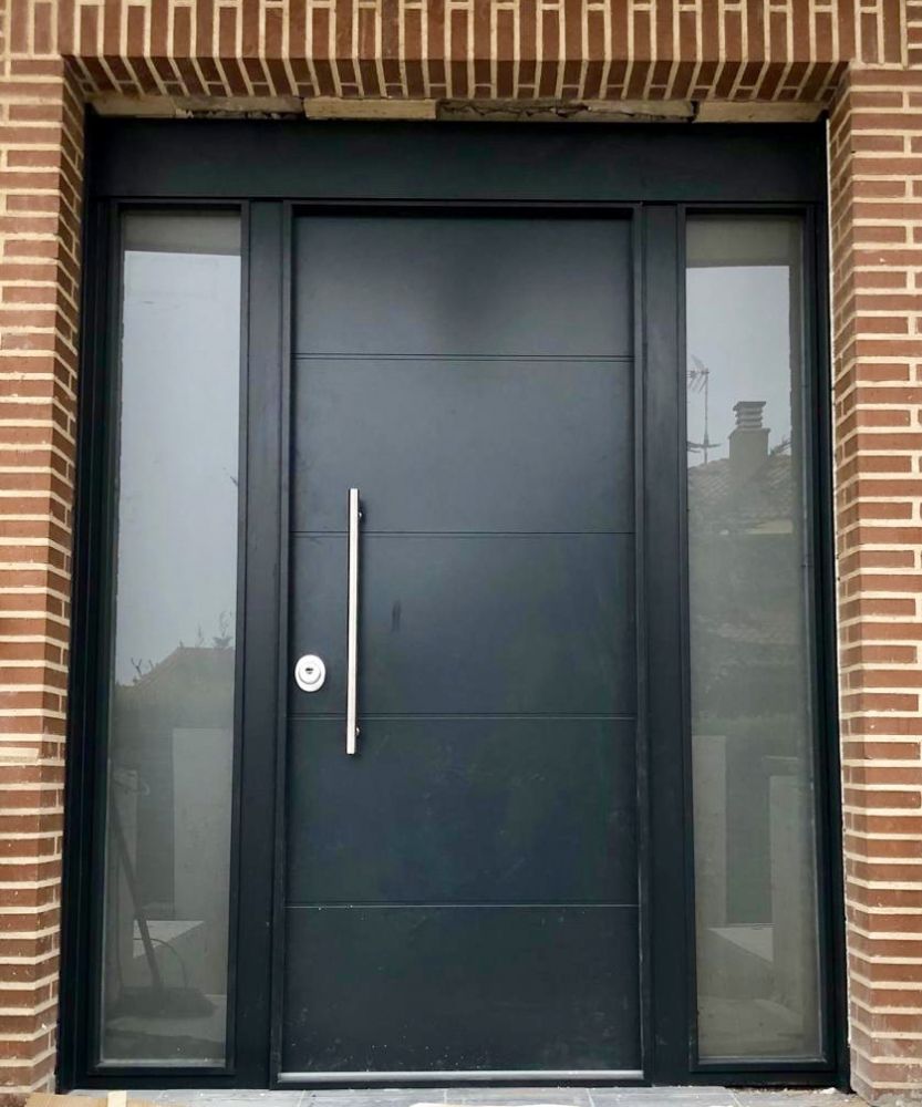 PA34 PUERTA ACORAZADA ESTRIAS ALUMINIO GRIS CON LATERALES EN CRISTAL DE SEGURIDAD