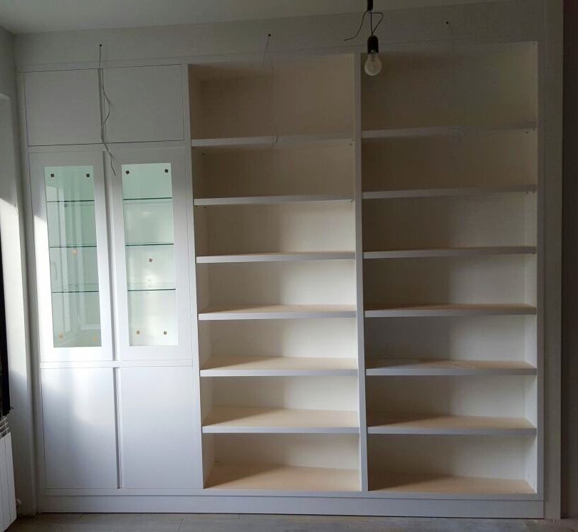 FA110 FRENTE ABATIBLE LACADO BLANCO CON ALTILLO Y, PUERTAS CUADROS CON CRISTAL TRANSPARENTE. LIBRERIA VISTA EN CUÑA