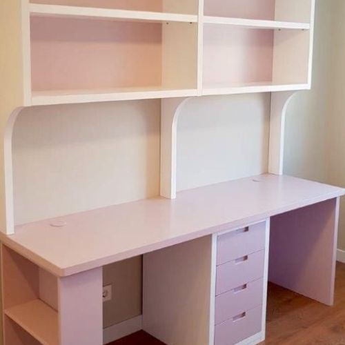 MU102 MESA ESTUDIO DOBLE CON CAJONERA Y BALDAS LACADO BLANCO Y MALVA