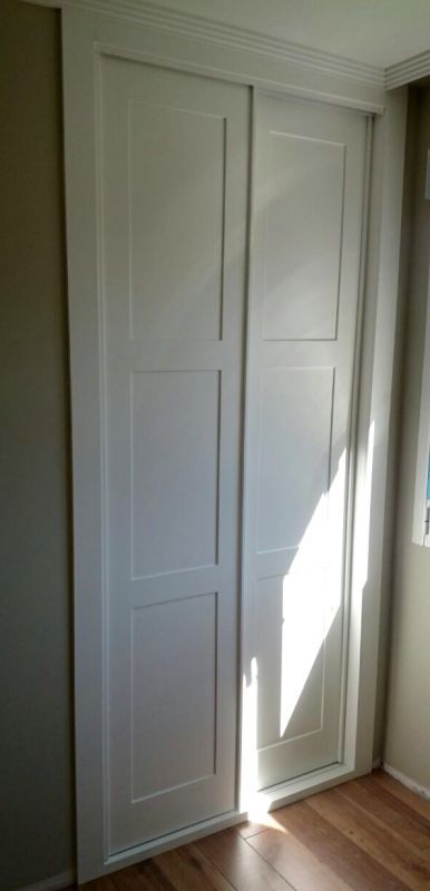 FC66 FRENTE CORREDERO LACADO BLANCO CUADROS CON LINEAS VERTICALES. PERFILES LACADO BLANCO