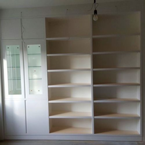 FA110 FRENTE ABATIBLE LACADO BLANCO CON ALTILLO Y, PUERTAS CUADROS CON CRISTAL TRANSPARENTE. LIBRERIA VISTA EN CUÑA