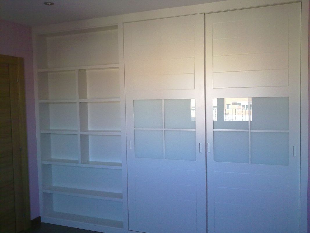 FC79 FRENTE CORREDERO LACADO BLANCO CUADROS CON LINEAS Y CRISTAL LACADO BLANCO CON VENTANA. ESTANTERIA VISTA