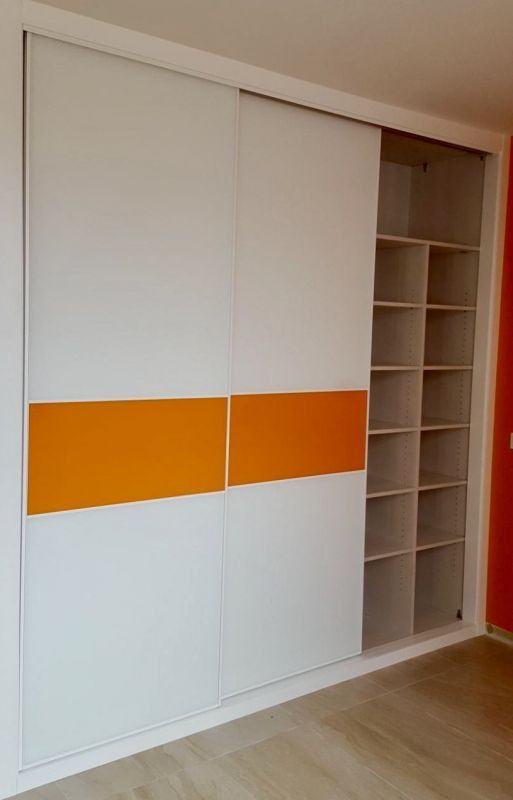 FC102 FRENTE CORREDERO CRISTAL LACADO BLANCO Y NARANJA. TIRADORES LACADOS BLANCO