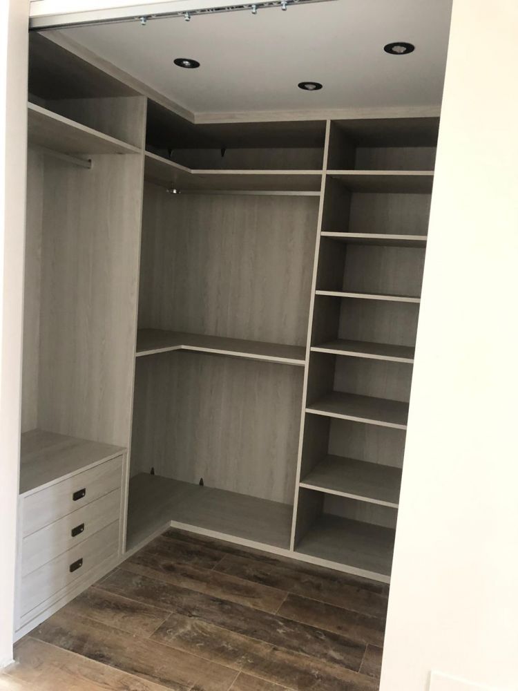 VE43 VESTIDOR EN ESQUINA FRESNO TAIGA