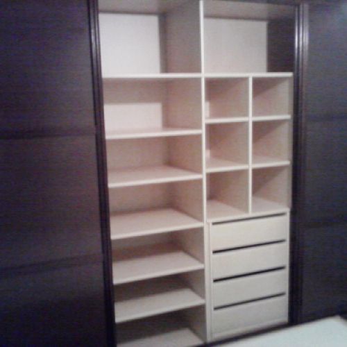 IA140 INTERIOR CON BALDAS REGULABLES, CAJONERA ABIERTA Y BALDAS INDIVIDUALES