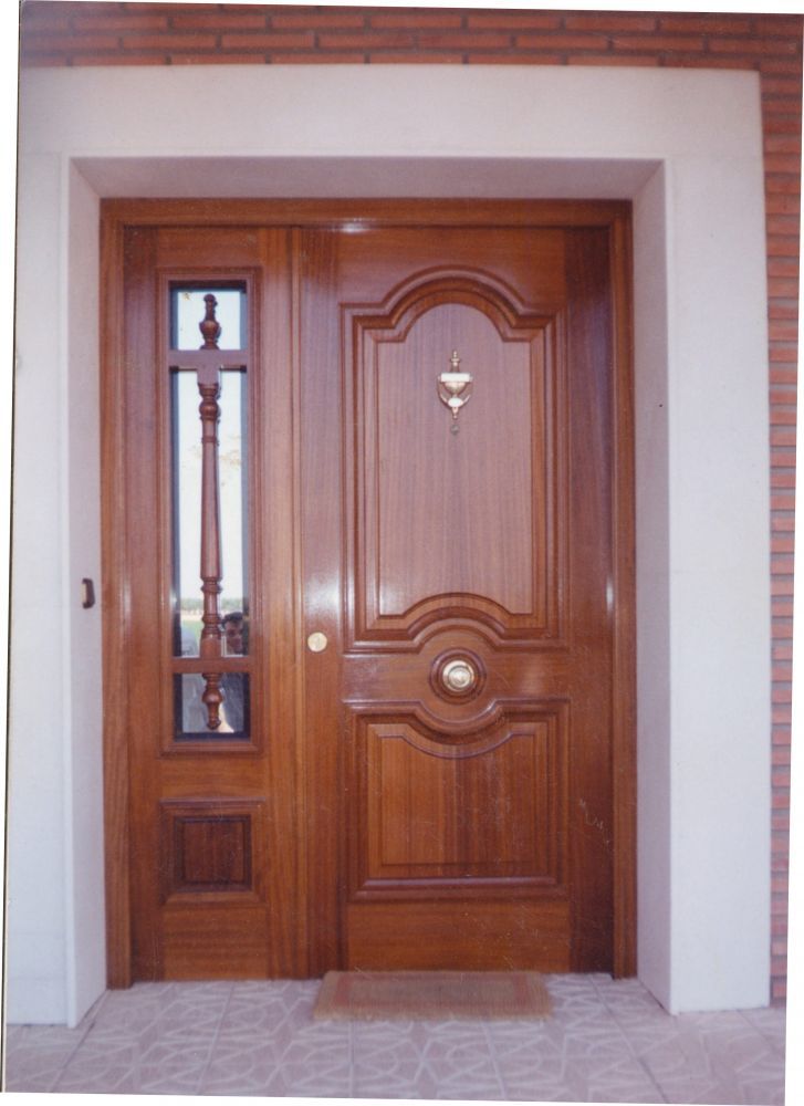 PA47 PUERTA DE EXTERIOR MADERA CON FIJO LATERAL