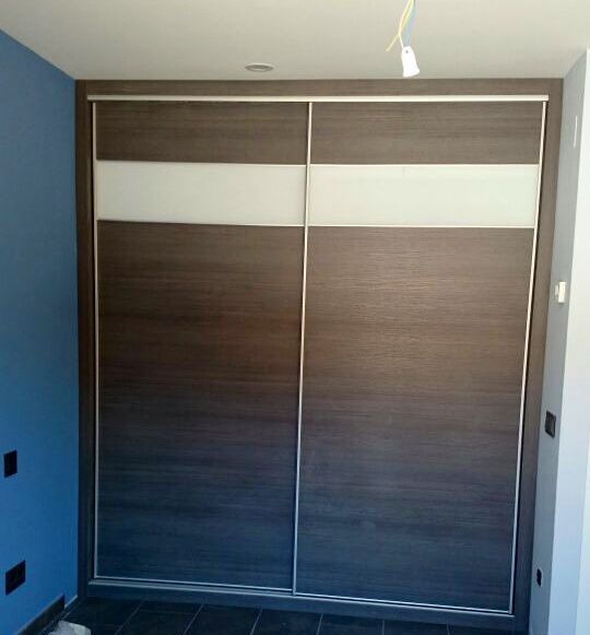 FC153 FRENTE CORREDERO ECO WENGE Y CRISTAL LACADO BLANCO. PERFILES ALUMINIO Y REMATES WENGE