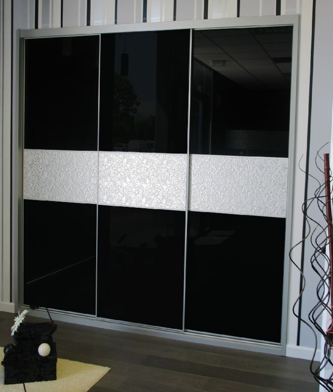 FC209 FRENTE CORREDERO ECO CRISTAL LACADO NEGRO Y DISEÑO RELIEVE. PERFILES ALUMINIO Y REMATES LACADO GRIS