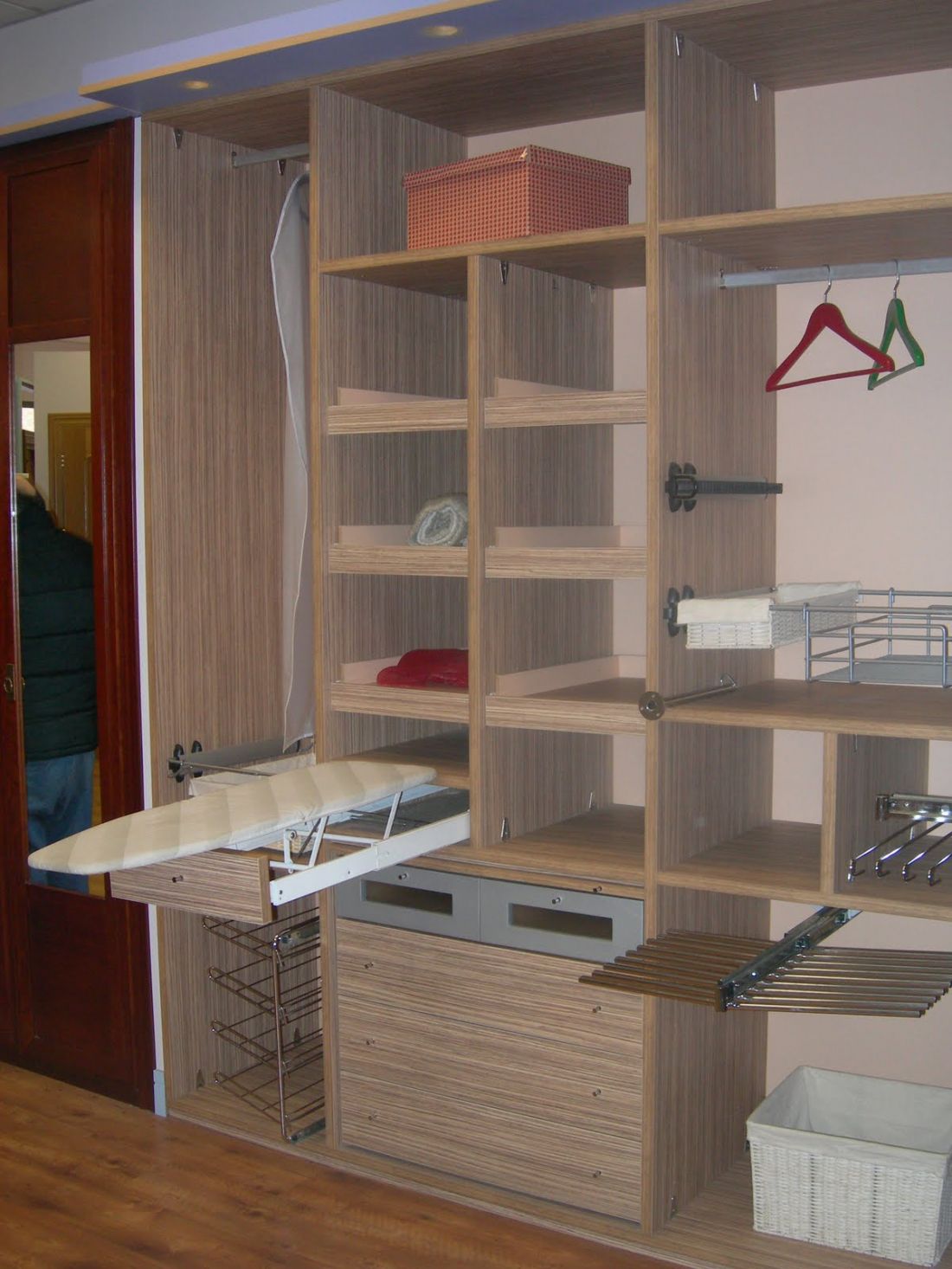 IA100 GRAN VARIEDAD DE ACCESORIOS ZAPATERO LATERAL, BALDAS EXTRAIBLES, TABLA DE PLANCHA, PANTALONEROS DOBLE Y SENCILLO, CORBATEROS Y CESTILLOS