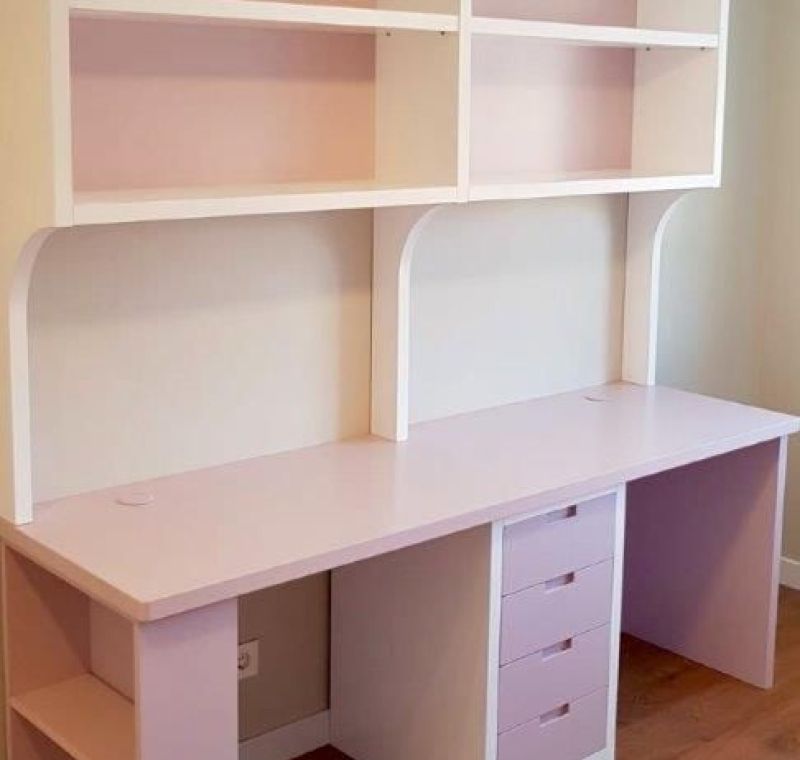 MU102 MESA ESTUDIO DOBLE CON CAJONERA Y BALDAS LACADO BLANCO Y MALVA