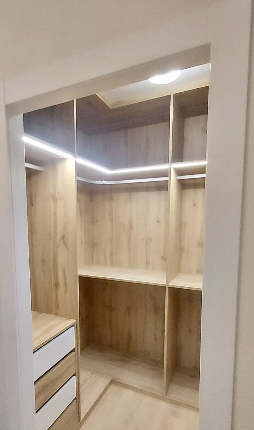 VE98 VESTIDOR EN L ROBLE HERCULES CON CAJONERA CON CAJONES COMBINADOS EN LACADO BLANCO Y LUCES LED INTEGRADAS