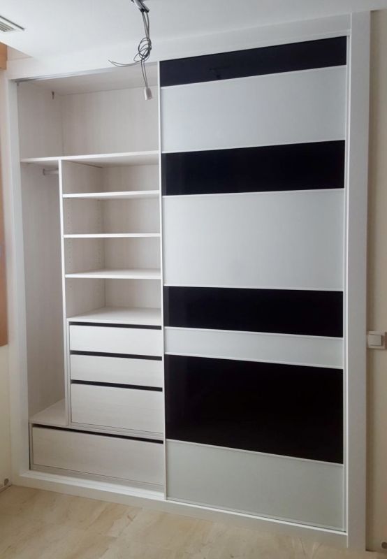 IA155 INTERIOR EN OREGON SIENA. ROPA LARGA, ZAPATERO, CAJONERAS Y BALDAS REGULABLES