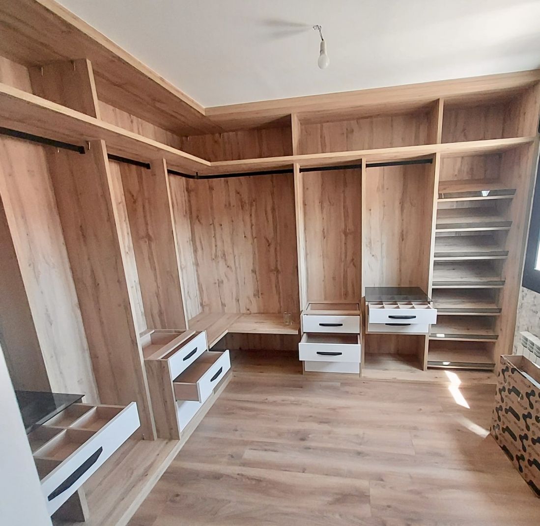 VE102 VESTIDOR EN L BALDAS INCLINADAS CON FRENTE DE CRISTAL, CAJONES DIVIDIDOS, BARRAS MOKA Y FRENTES DE CAJON LACADOS