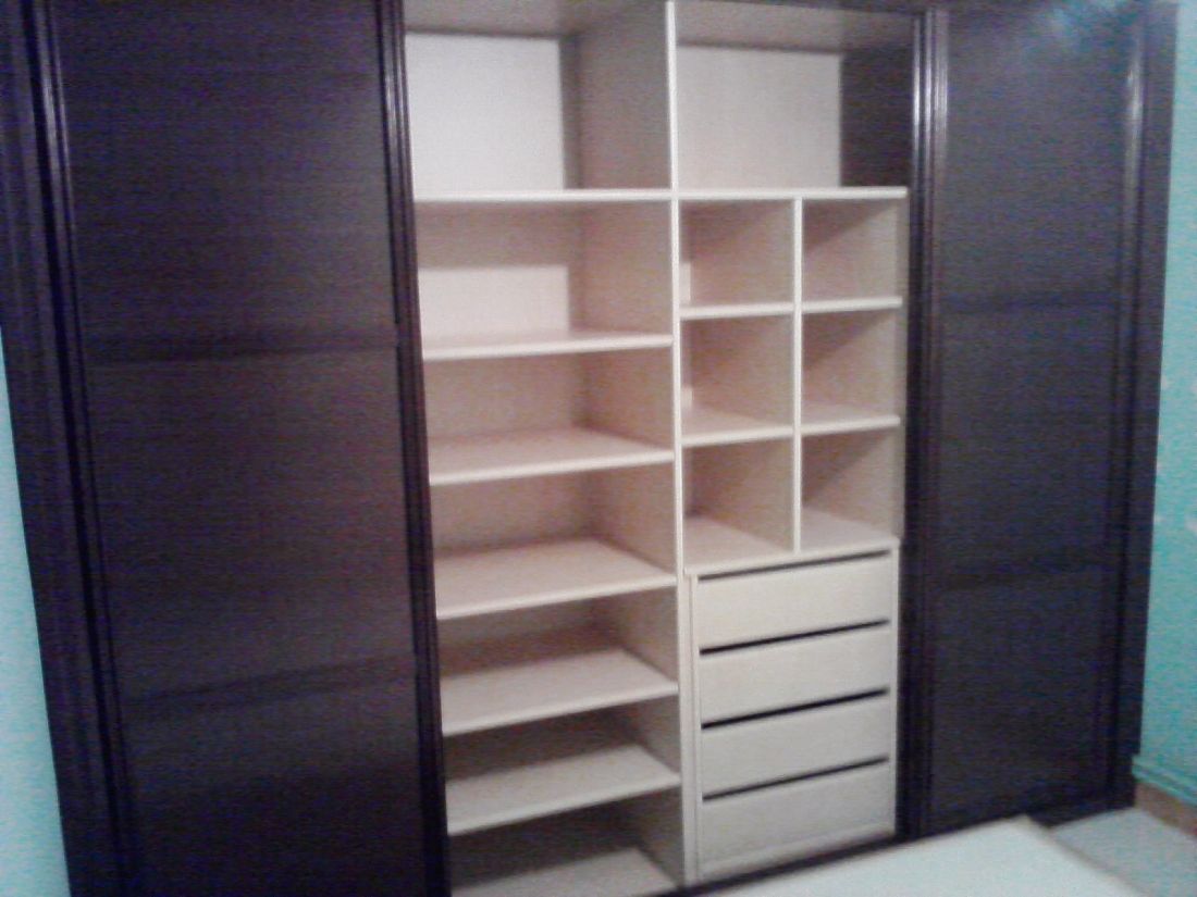 IA140 INTERIOR CON BALDAS REGULABLES, CAJONERA ABIERTA Y BALDAS INDIVIDUALES