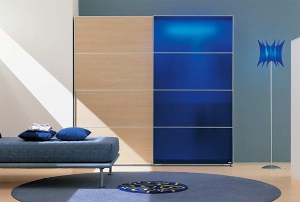 FC200 FRENTE ECO CRISTAL LACADO AZUL Y HAYA BLANCA. PERFILES ALUMINIO Y GUIAS OCULTAS