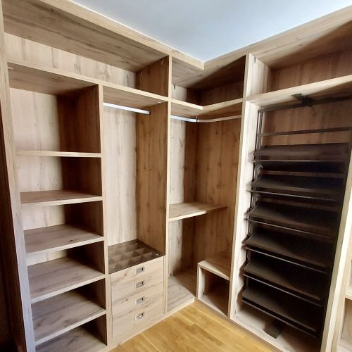 VE92 VESTIDOR EN L ROBLE HERCULES DE 30MM CON ZAPATERO MOKA EXTRAIBLE, CON CAJONES CON UÑERO Y CAJON DIVIDIDO CON TAPA DE CRISTAL