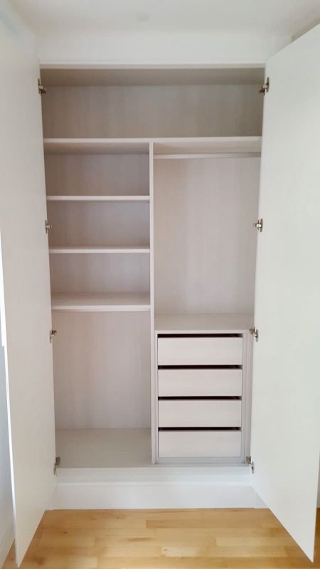 IA44 INTERIOR MELAMINADO CAJONES CON BARRA Y BARRA CON BALDAS. FRESNO TAIGA