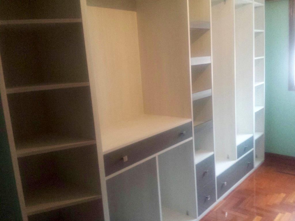 MU45 MUEBLE SALON LACADO BLANCO CON DETALLES EN MADERA