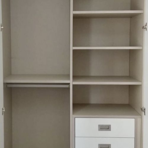 IA276 INTERIOR DOBLE BARRA CON BALDAS Y CAJONERA CON FRENTES LACADOS Y TIRADOR EMBUTIDO
