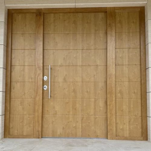 PA65 PUERTA ACORAZADA LINEAS ALUMINIO ROBLE CON DOBLE FIJO LATERAL CIEGO