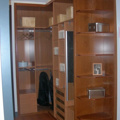 VE52 VESTIDOR CON ESQUINERA EN CEREZO VISTA. INTERIOR APROVECHADO CON BAUL, PANTALONERO SENCILLO Y ESPEJO EXTRAIBLE