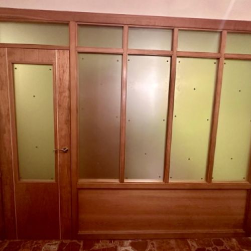PI75 PUERTA H GRECA CLARA CON PANELES DIVISORES DE CRISTAL