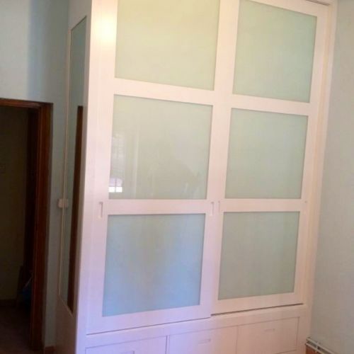 FC75 FRENTE CORREDERO CUADROS LACADO BLANCO Y CRISTAL LACADO BLANCO, CON CAJONES VISTOS Y COSTADO EN ESPEJO