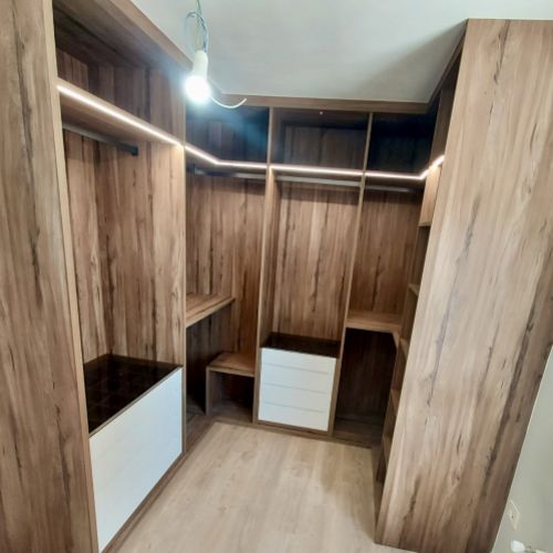 VE76 VESTIDOR EN U ROBLE HERCULES CON FRENTES DE CAJON LACADOS CON UÑERO CON TAPA DE CRISTAL