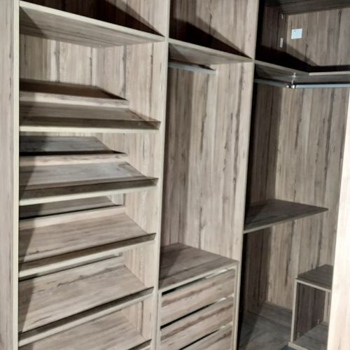 VE73 VESTIDOR EN ROBLE HERCULES CON BALDAS INCLINADAS PARA ZAPATOS