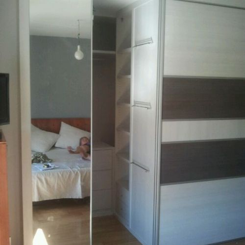 VE51 VESTIDOR APROVECHADO CON BALDAS Y CAJONES. COSTADO CON BARRAS PARA CINTURONES