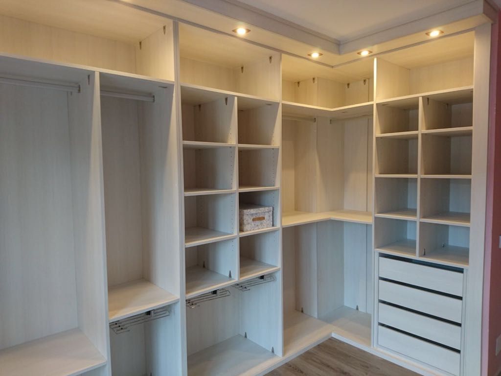 VE62 VESTIDOR EN ESQUINA CON COLUMNA. BALDAS DIVIDIDAS, CAJONERAS Y PANTALONEROS