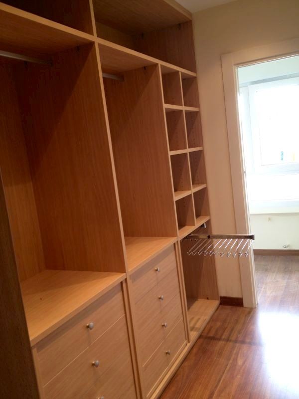 VE45 DETALLE DE CAJONERAS CERRADAS Y BALDAS DIVIDIDAS CON PANTALONERO SENCILLO