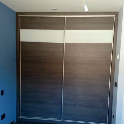 FC153 FRENTE CORREDERO ECO WENGE Y CRISTAL LACADO BLANCO. PERFILES ALUMINIO Y REMATES WENGE