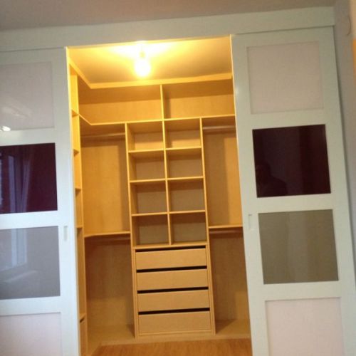 VE49 VESTIDOR CON CAJONERA ABIERTA Y BALDAS DIVIDIDAS. ESQUINAS CON DOBLE DE ROPA CORTA