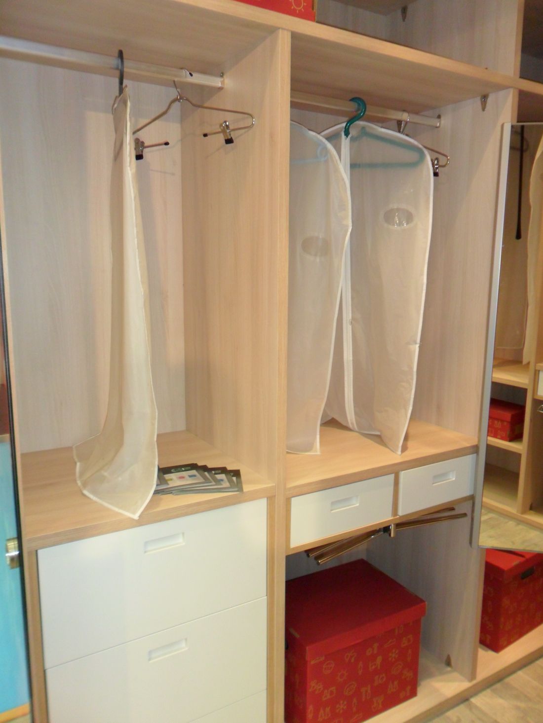 VE57 DETALLE DE CAJONES VOLADOS EN LACADO BLANCO Y PANTALONERO DOBLE