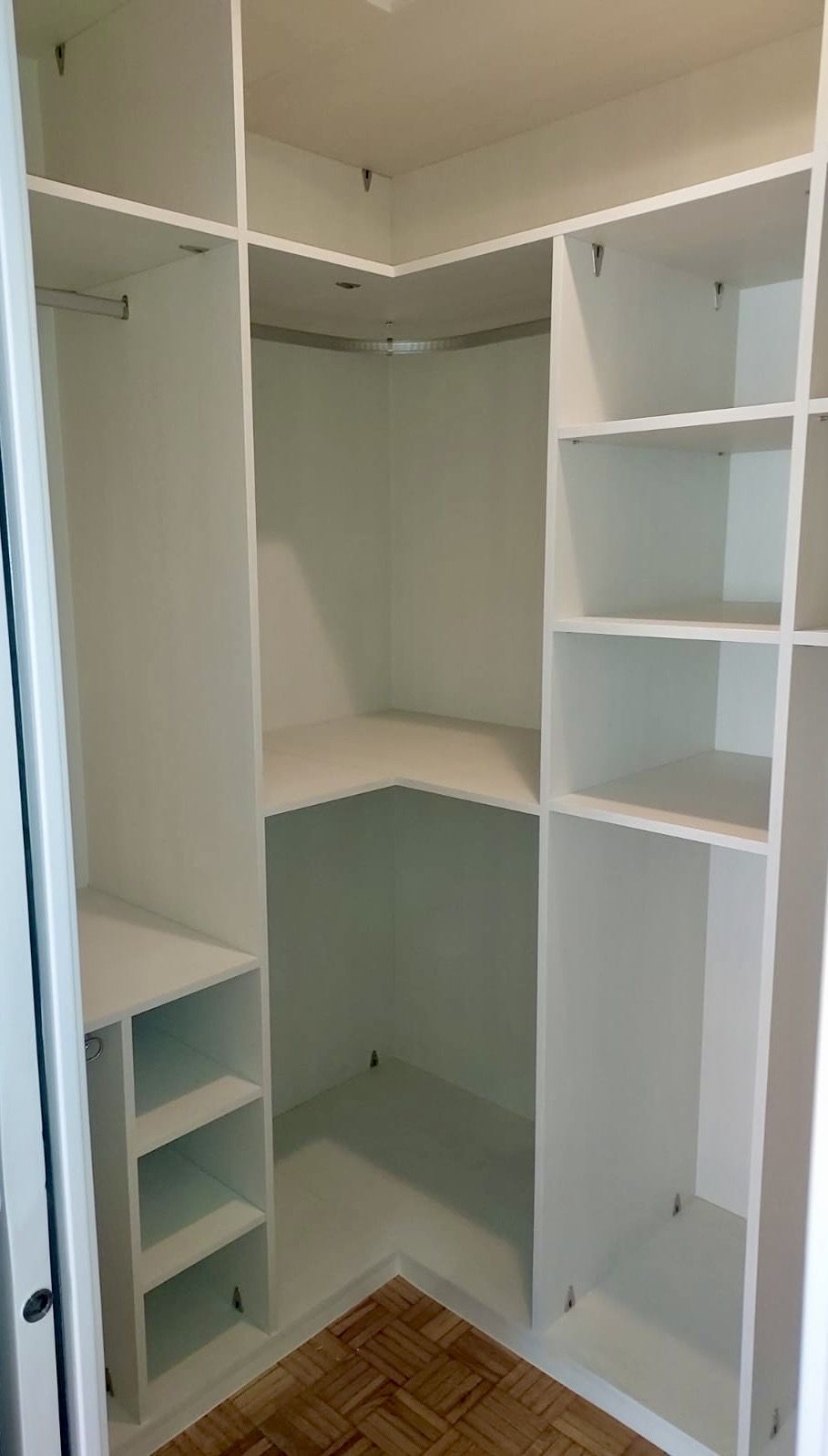 IA263 INTERIOR EN ESQUINA CON DOBLE BARRA, BALDAS Y ROPA CORTA