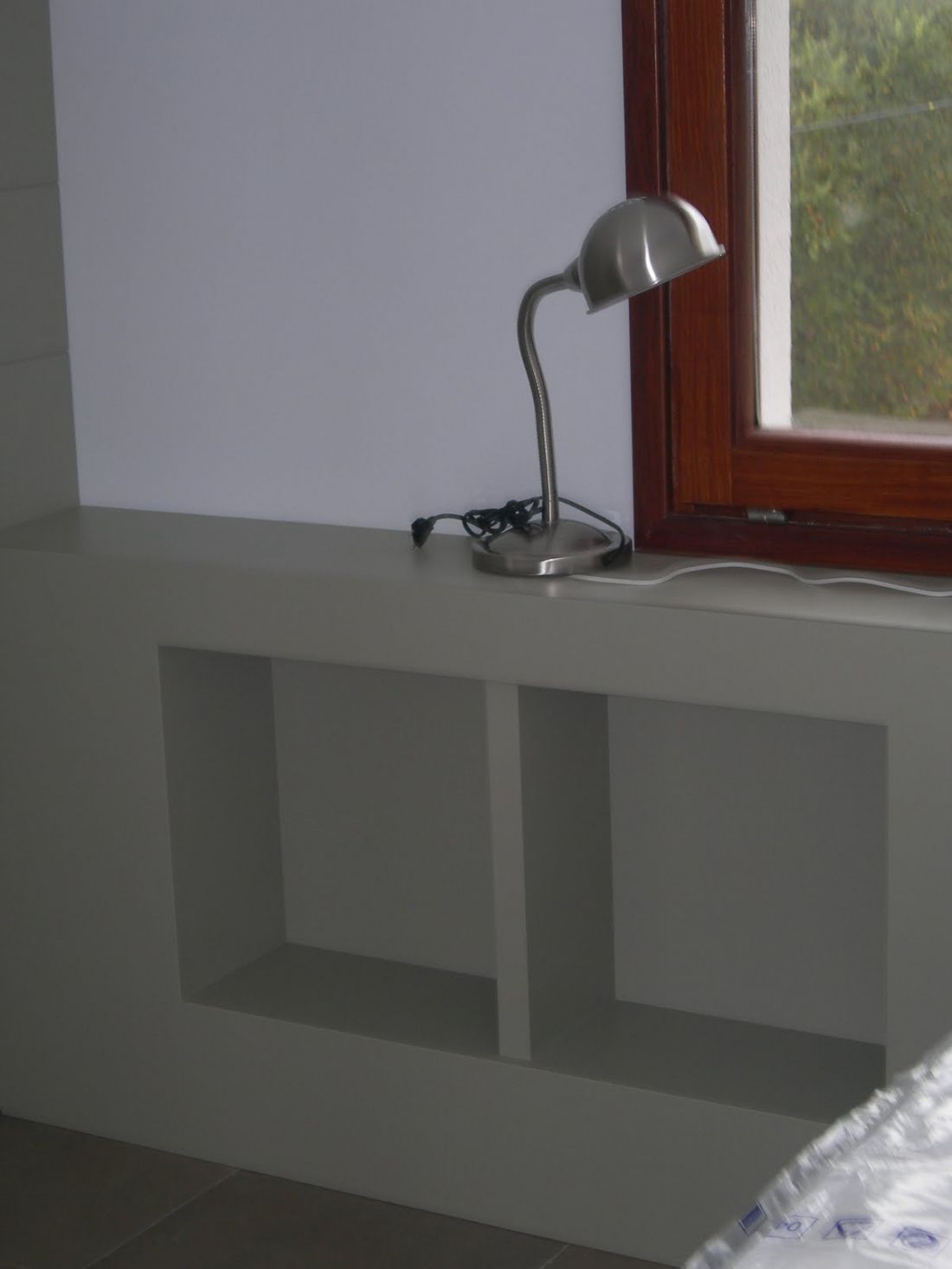 MU27 DETALLE DE CABECERO LACADO GRIS CON ESTANTERIAS