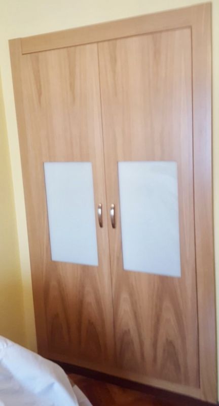 FA161 FRENTE ABATIBLE ROBLE VETA VERTICAL CON CUADRO EN CRISTAL BLANCO