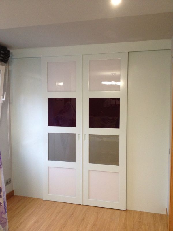 VE48 PUERTAS CORREDERAS PARA ACCESO A VESTIDOS LACADAS CON CUADROS EN CRISTAL LACADO DE COLORES