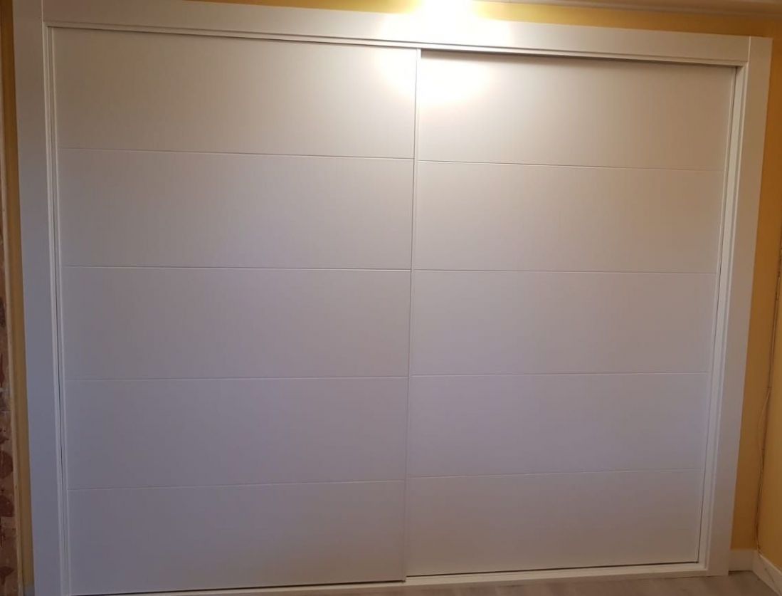 FC40 FRENTE CORREDERO LACADO BLANCO LINEAS HORIZONTALES. REMATES LACADO BLANCO