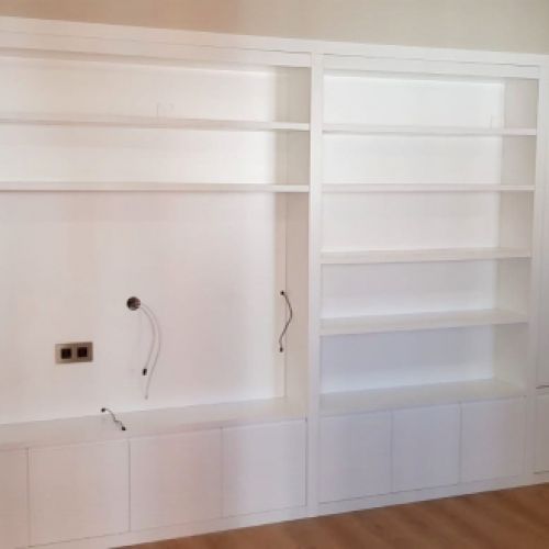 MU102 MUEBLE LACADO BLANCO CON PUERTAS DE UÑERO Y BALDAS