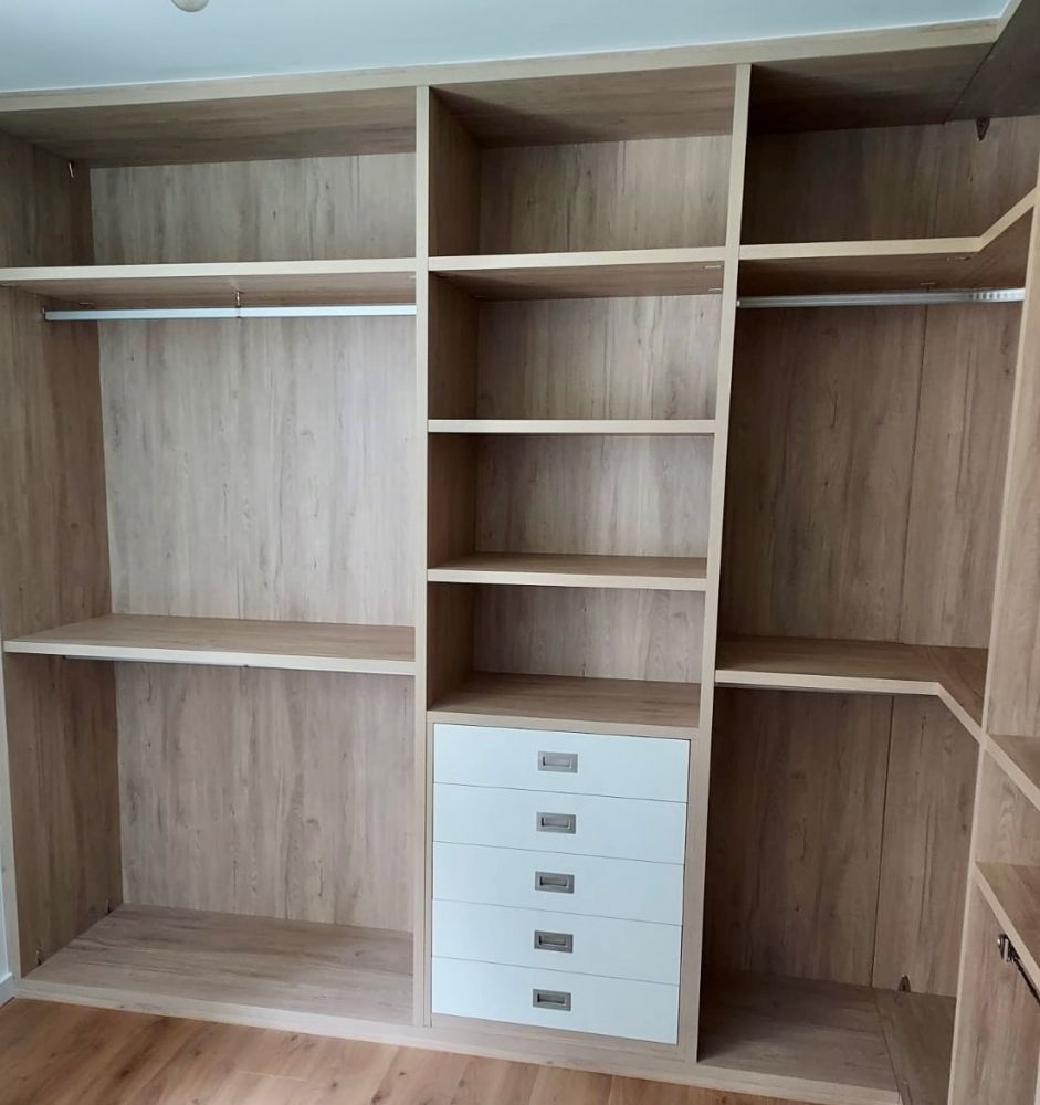 VE9 VESTIDOR EN ESQUINA EN ROBLE HERCULES CON CAJONERAS CERRADAS LACADO BLANCO. GROSOR 30MM