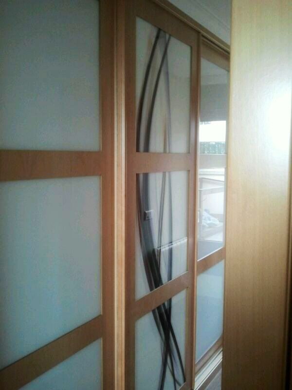 FC229 FRENTE CORREDERO CUADROS HAYA VAP Y CRISTAL BLANCO DECORADO EN VERTICAL. PERFILES HAYA VAP