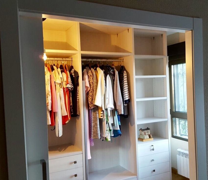 VE36 INTERIOR EN OREGON SIENA DE 30MM BALDAS CON CAJONERAS (CON CERRADURA) Y BARRAS