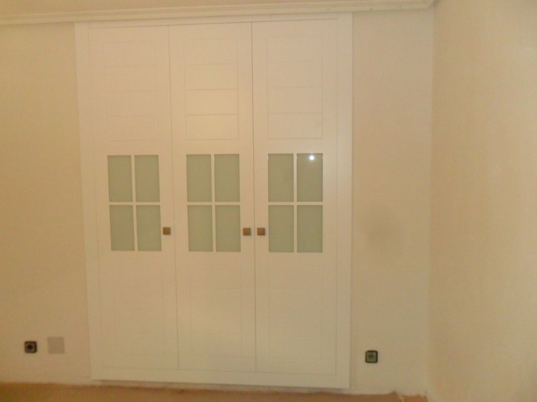 FA93 FRENTE CUADROS CON LINEAS HORIZONTALES LACADO BLANCO Y VENTANA CON CRISTAL LACADO BLANCO