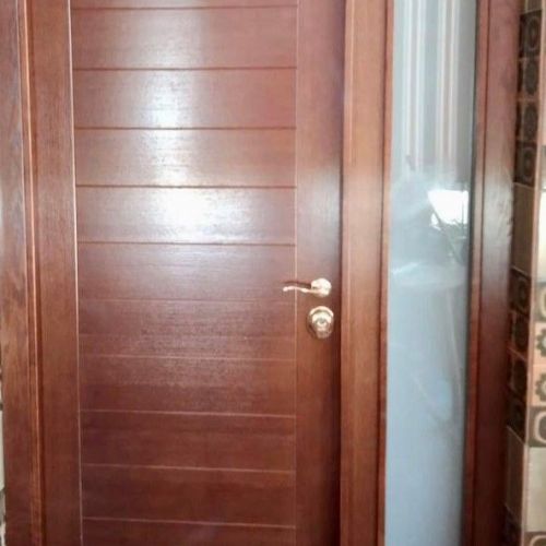 PA53 PUERTA ACORAZADA LINEAS ALUMINIO NOGAL CON FIJO DE SEGURIDAD Y MANILLA POR FUERA